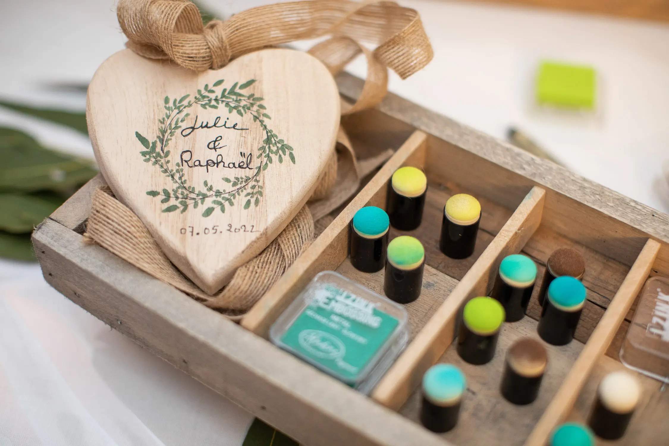 Coeur en bois et tampons colorés