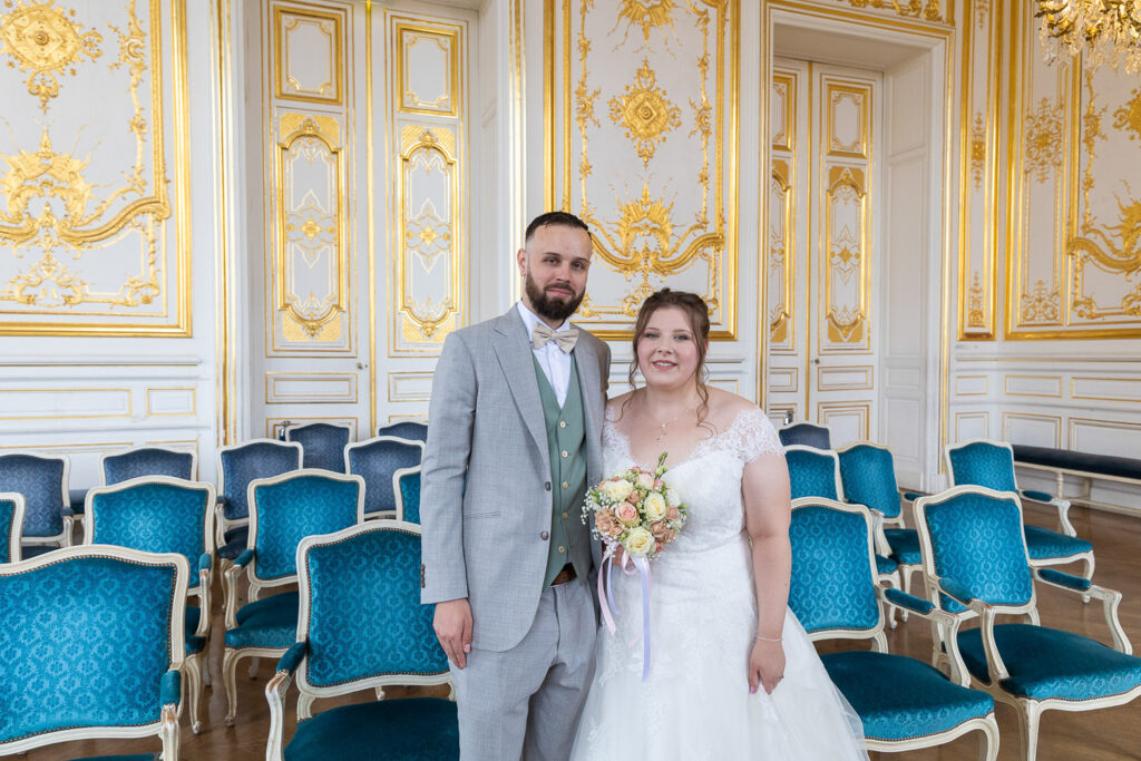 Photo de couple dans la salle de mariage de la mairie de Versailles