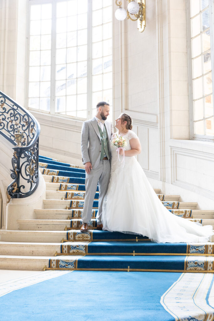Photo couple dans la mairie de Versailles