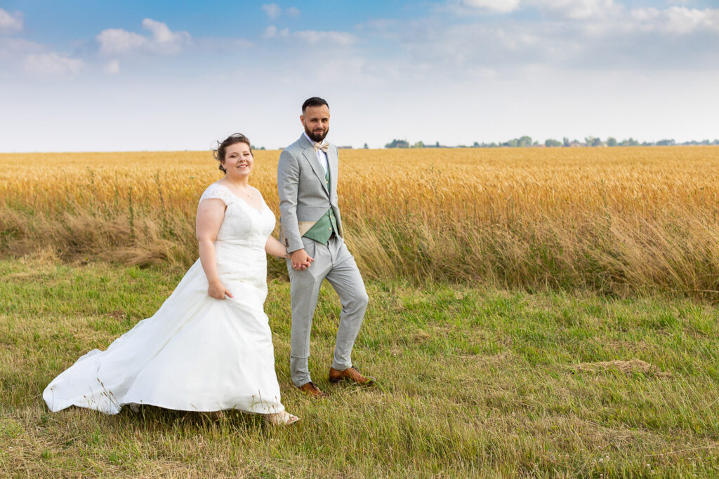 Photo de couple dans les champs