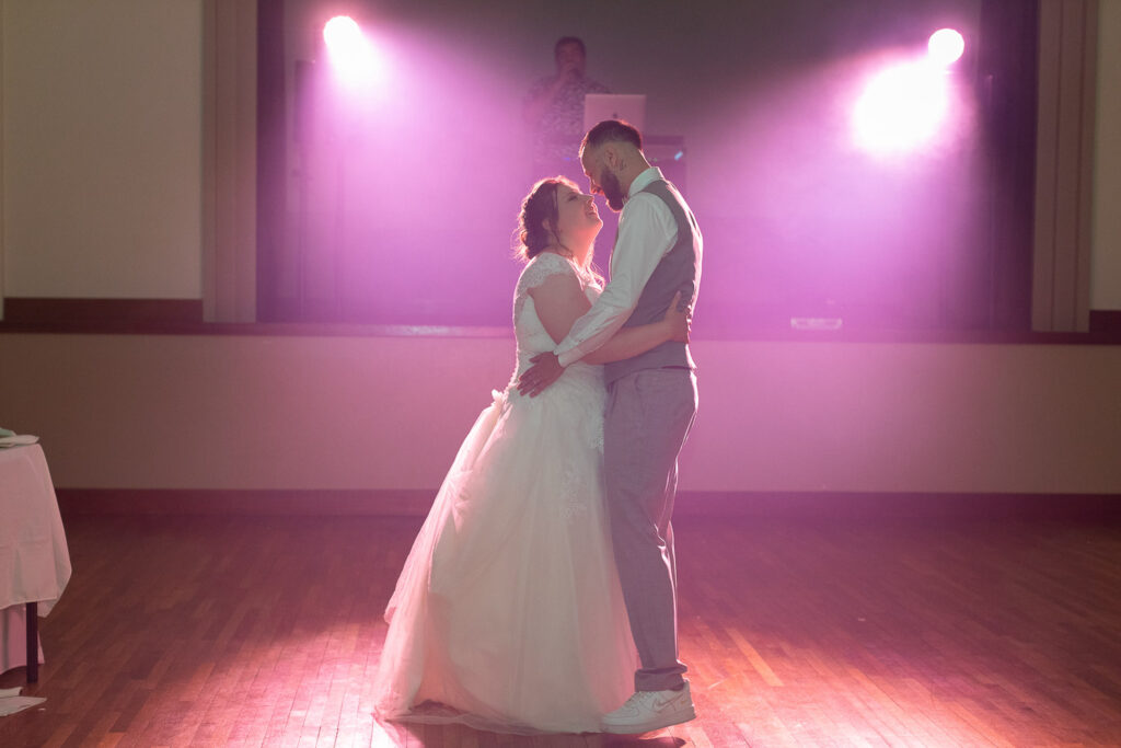 Couple dansant sur la piste de danse