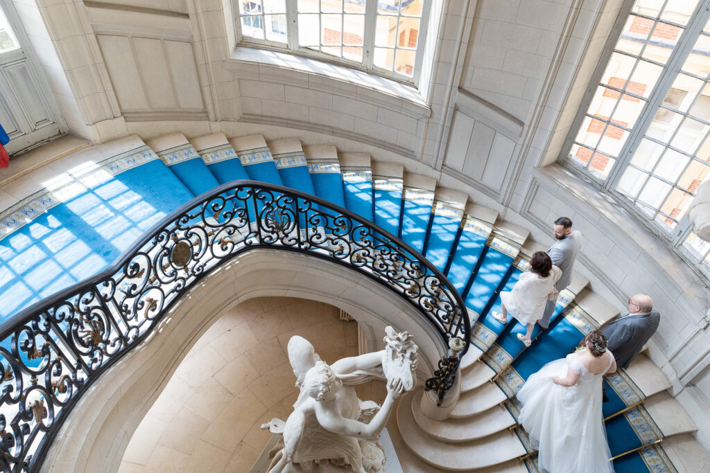Photo couple dans l'escalier de la mairie de Versailles