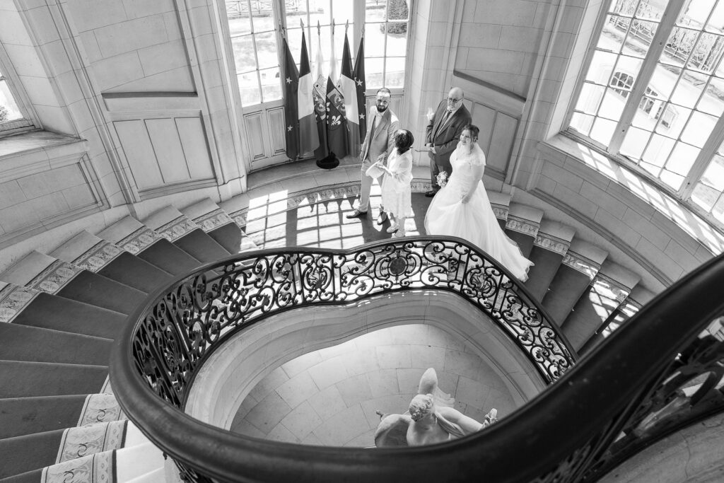 Photo couple dans l'escalier de la mairie de Versailles