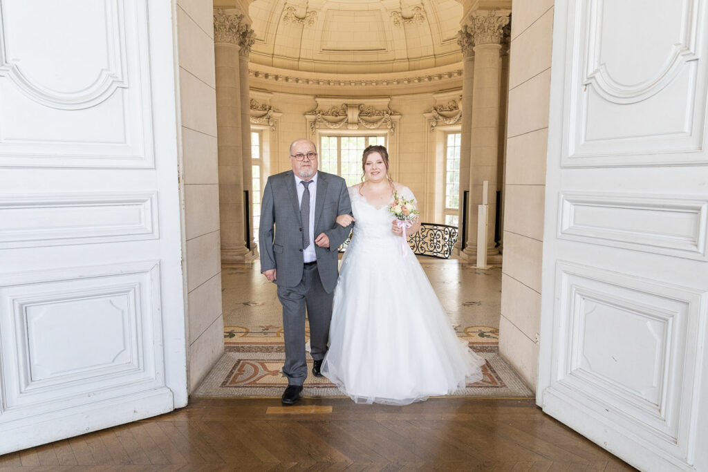 Entrée de la mariée dans la salle de mariage