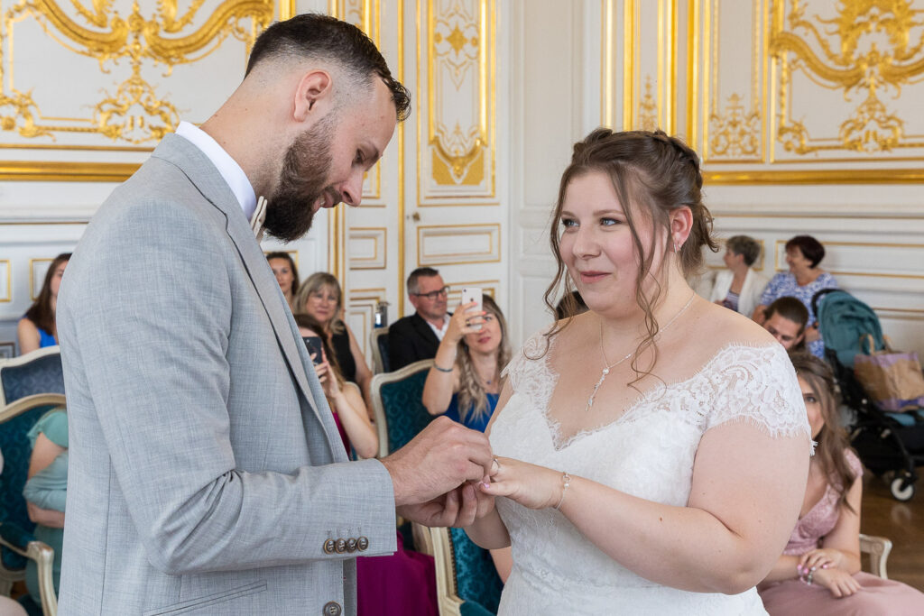 Echange d'alliance dans la salle de mariage de la mairie de Versailles