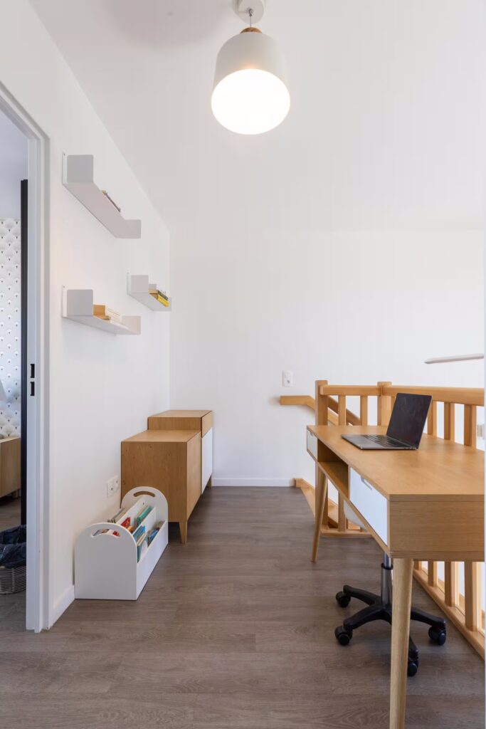 photo espace bureau et coin lecture