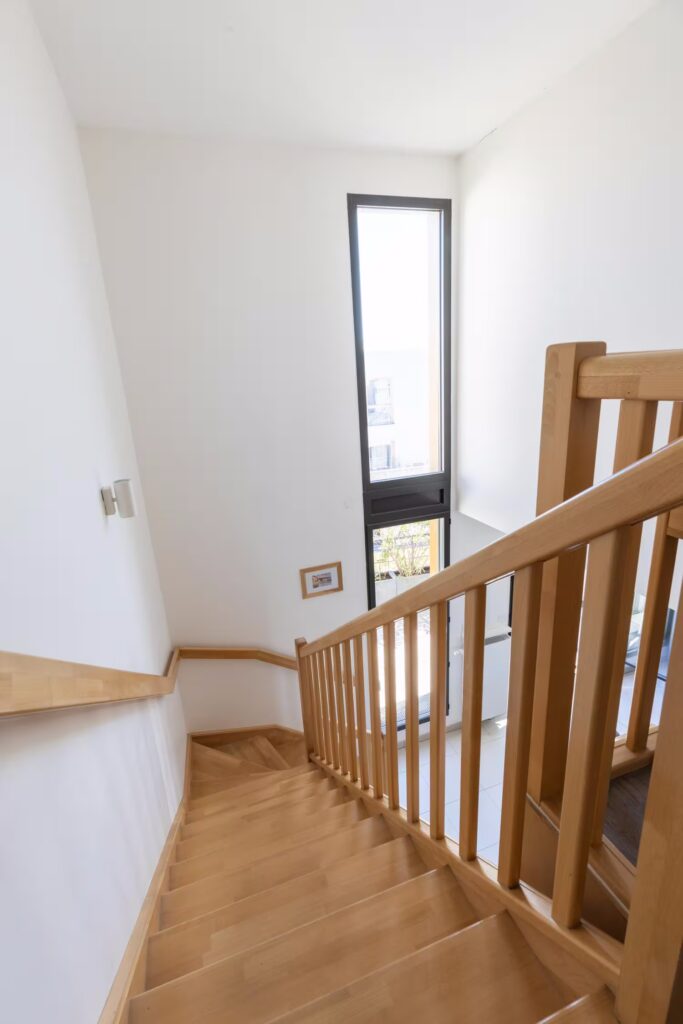 photo escalier en bois avec dégagement cathédrale