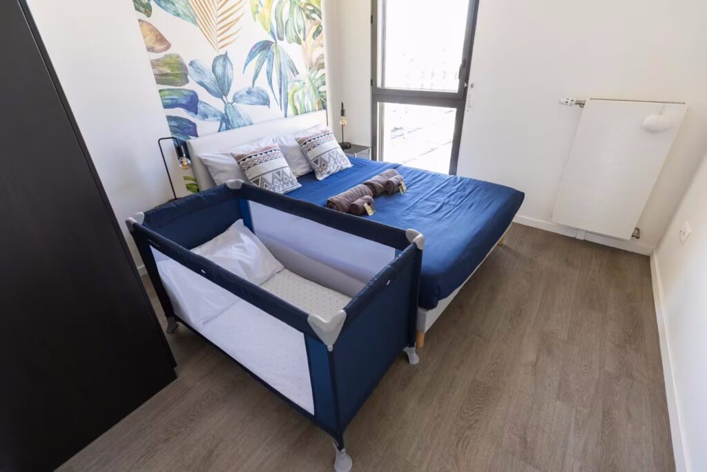 photo chambre 1 avec lit parapluie pour bébé