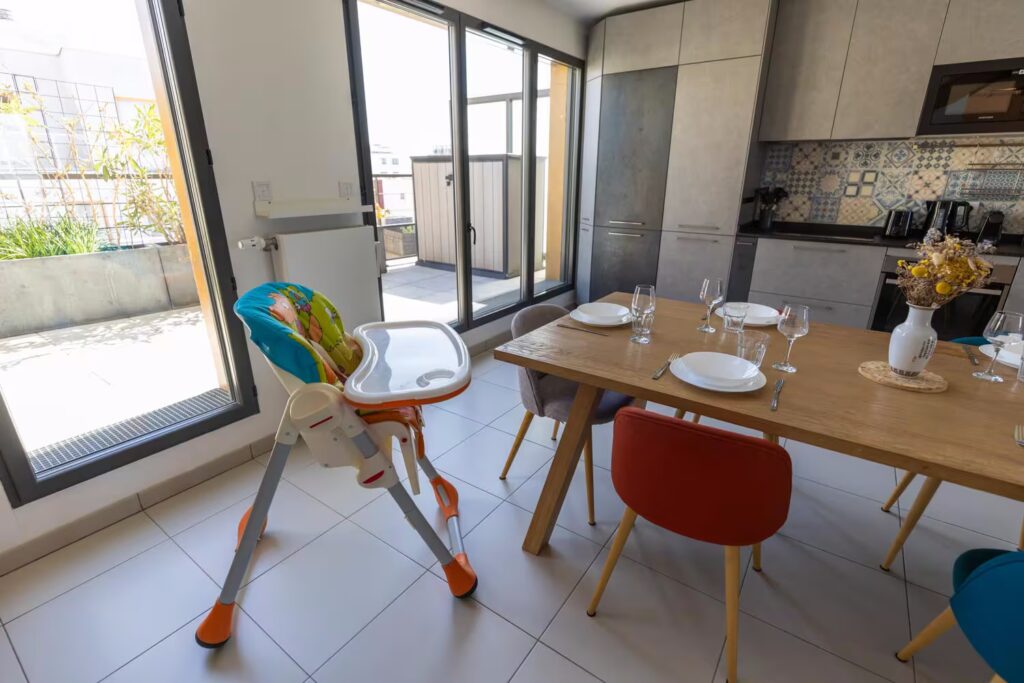 photo table à manger avec chaise haute pour bébé