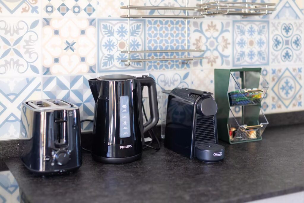 photo équipement grille pain, bouilloire et machine à café