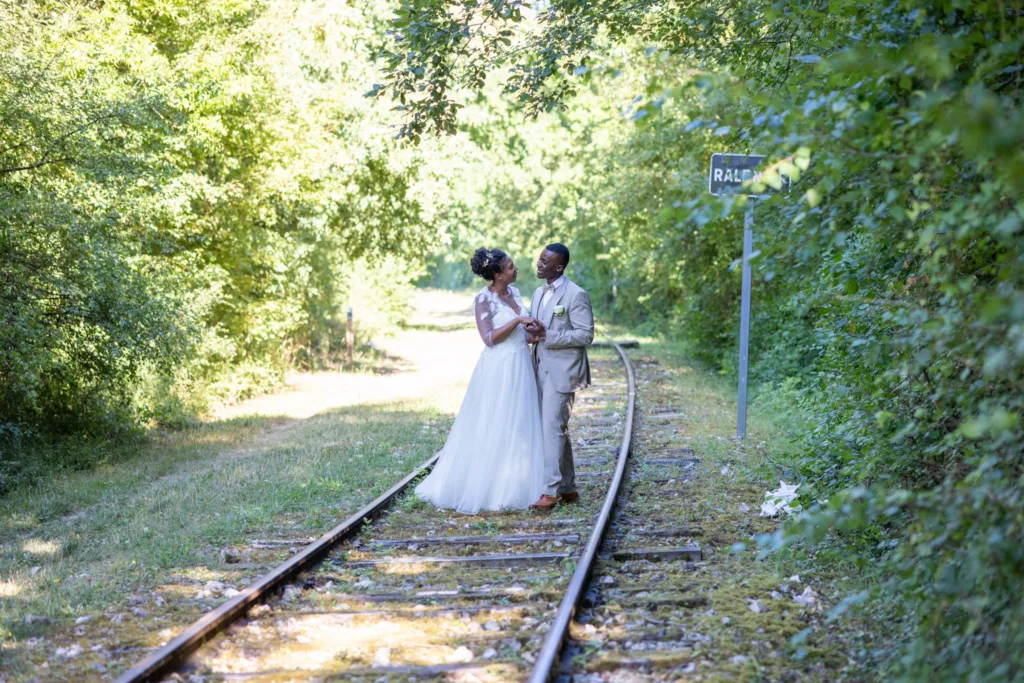 Luana et Éric sur une ancienne voie ferrée près de L'Étable de Véronge