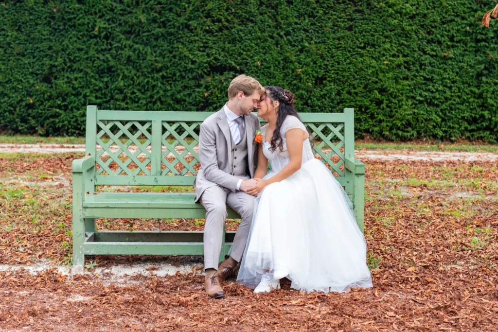 Patricia et Nicolas sur un banc vert dans les jardins du Domaine national de Saint-Cloud