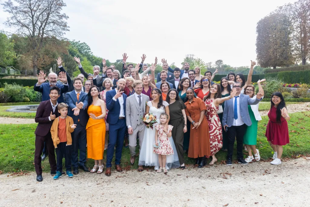 Photo de groupe des invités du mariage dans le parc de Saint-Cloud