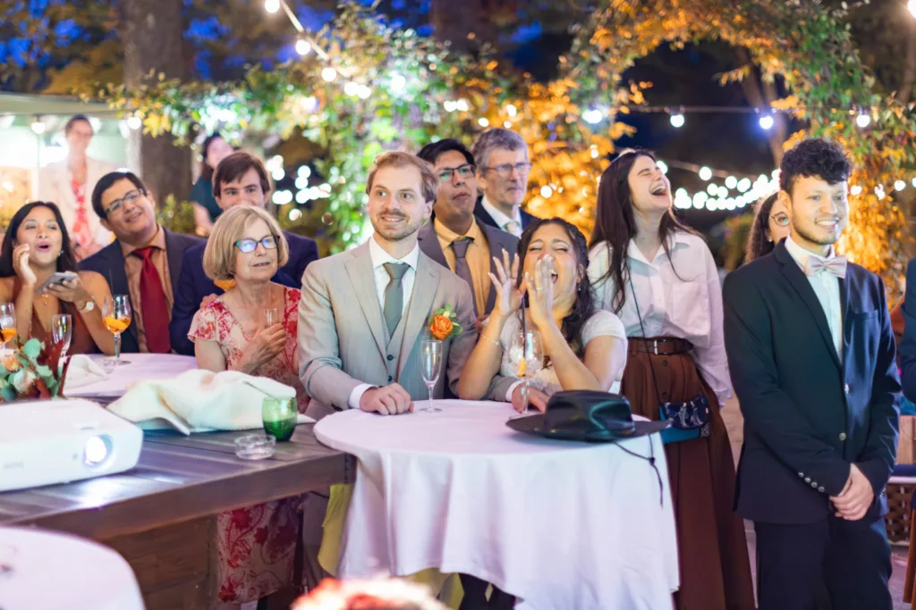 Invités surpris et amusés pendant la réception de mariage à l'Orangerie de Saint-Cloud