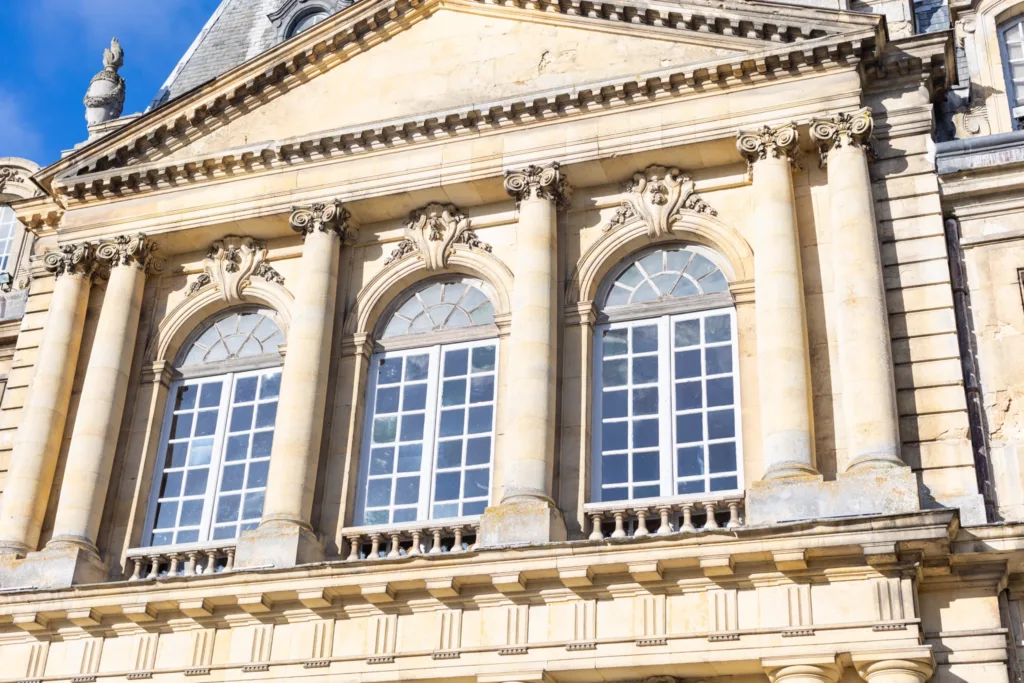 Détail de l'avant-corps du Château de Champlâtreux : colonnes et fenêtres cintrées du XVIIIe siècle