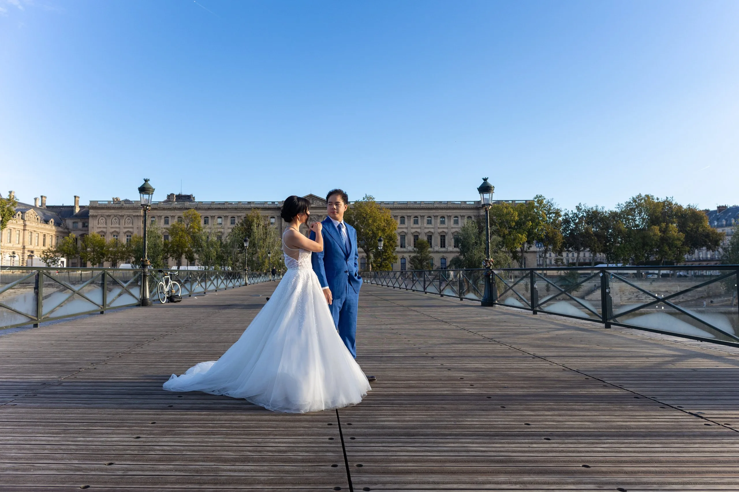 Mariés en tenue de mariage sur le pont des Arts à Paris, lors d'une séance Day After