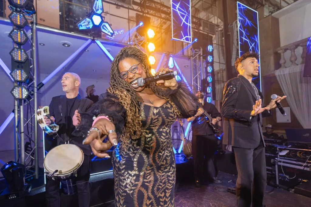 Chanteuse et musiciens de l'orchestre live mettant l'ambiance à la réception aux Salons Hoche
