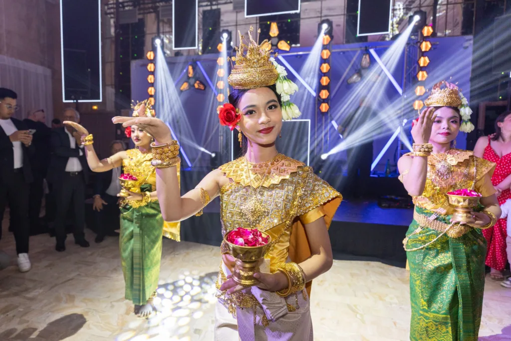 Danseuses cambodgiennes avec coupes de pétales de rose pendant la danse traditionnelle aux Salons Hoche