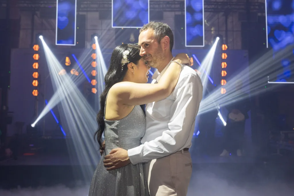 Monita et Jérémy enlacés pendant leur danse de mariés sous les lumières des Salons Hoche